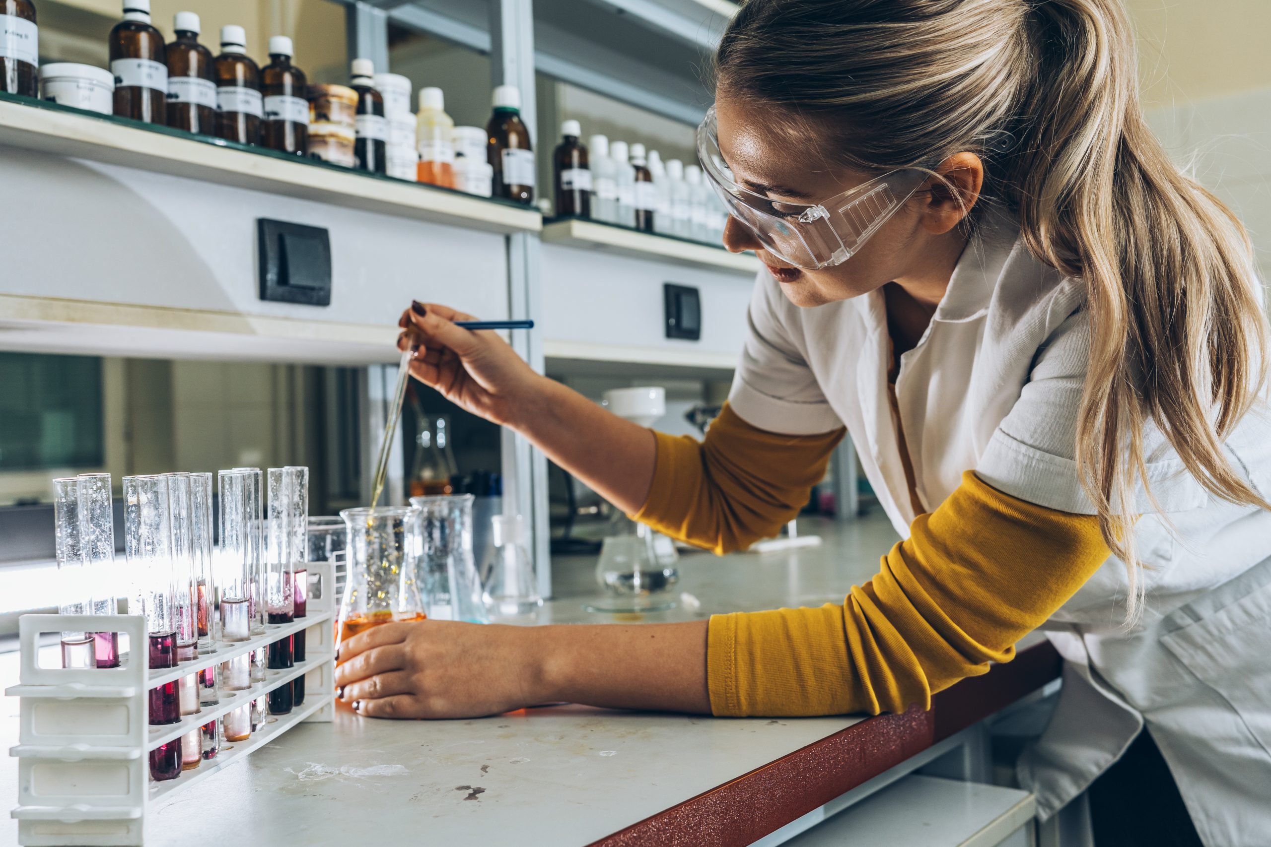 Biomedische wetenschappen studeren door een studente in laboratorium.