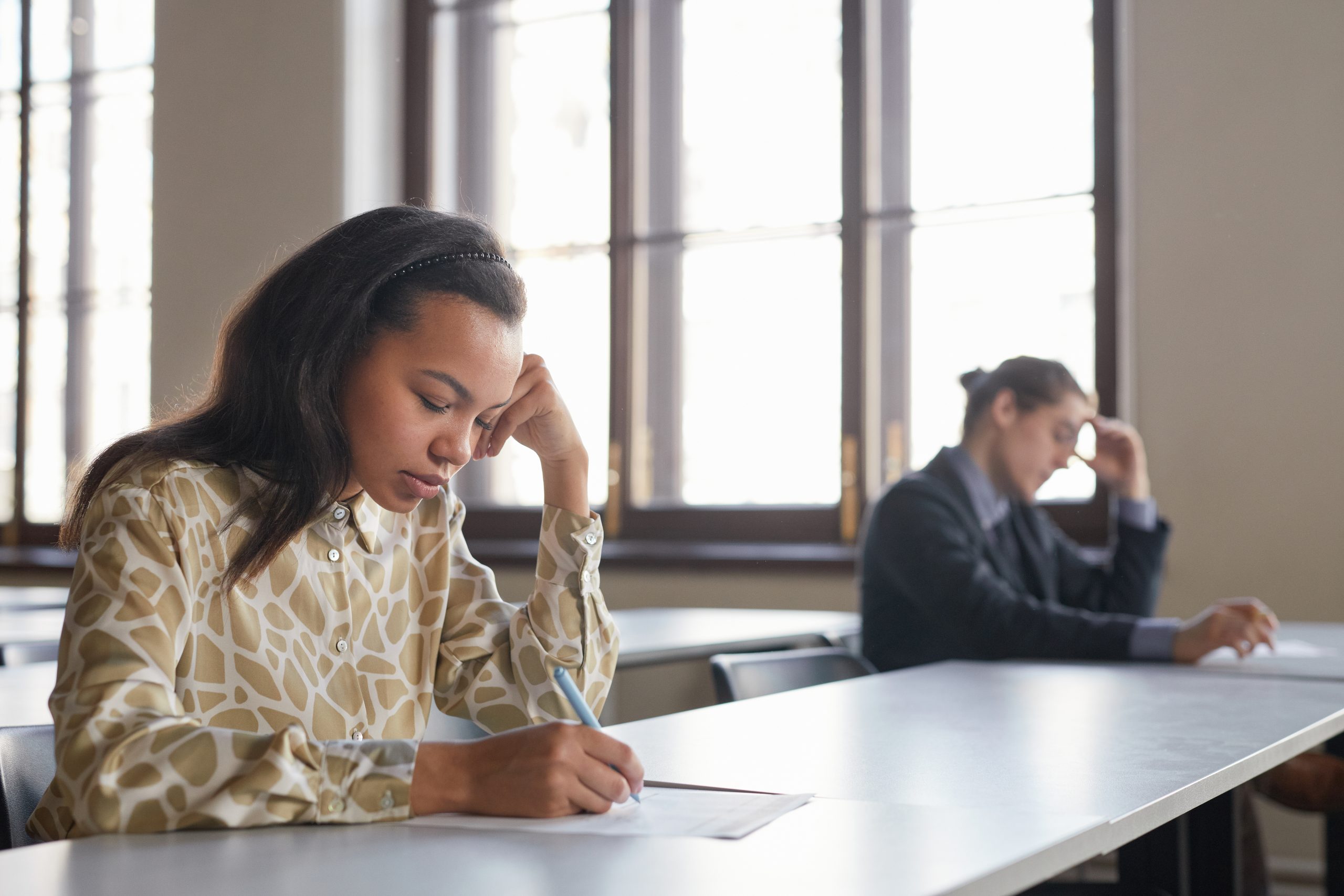 Scholieren maken meerkeuzevragen op examen.