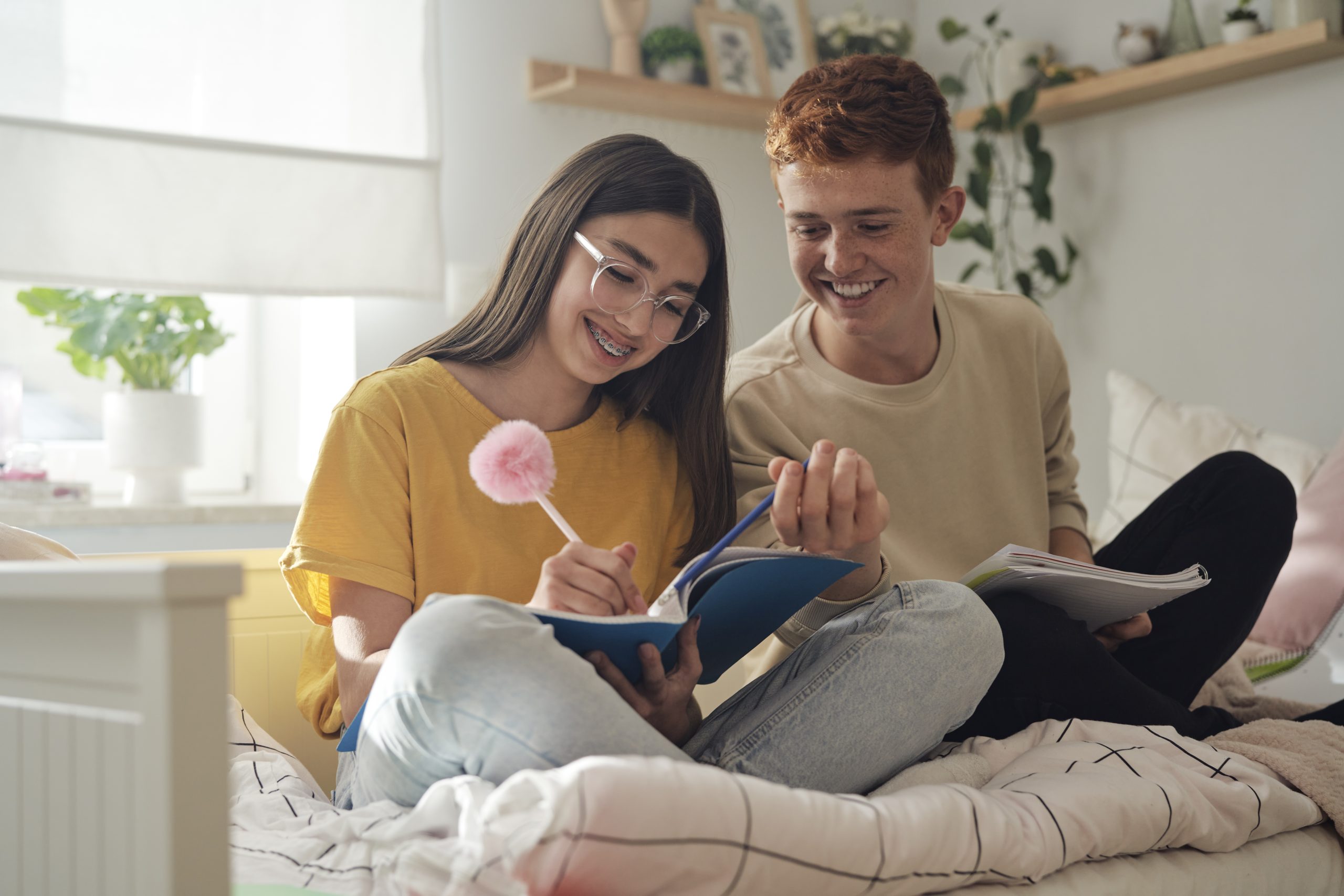 Twee scholieren ontdekken de snelste manier om woordjes te leren.