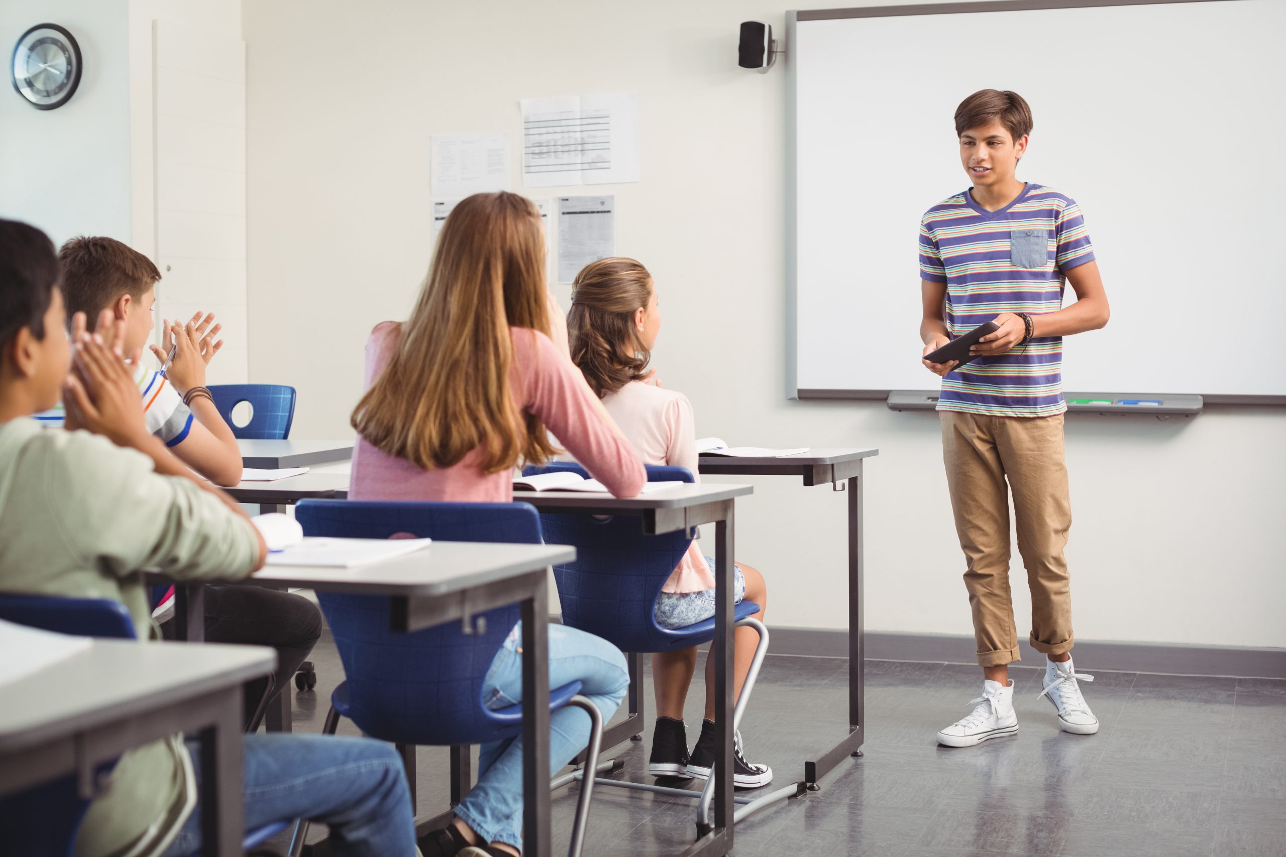 schooljongen die presentatie geeft voor klasgenoten